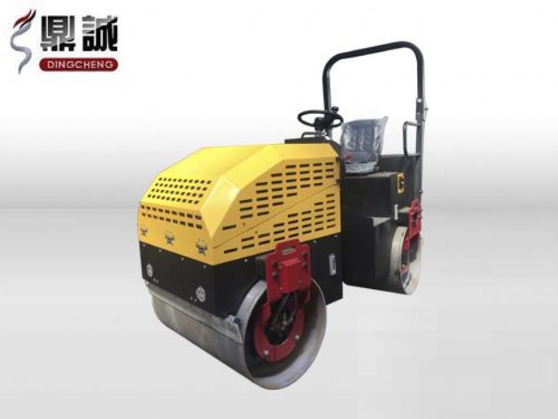 点击查看详细信息<br>标题：2.5吨全液压座驾式振动压路机 阅读次数：14678